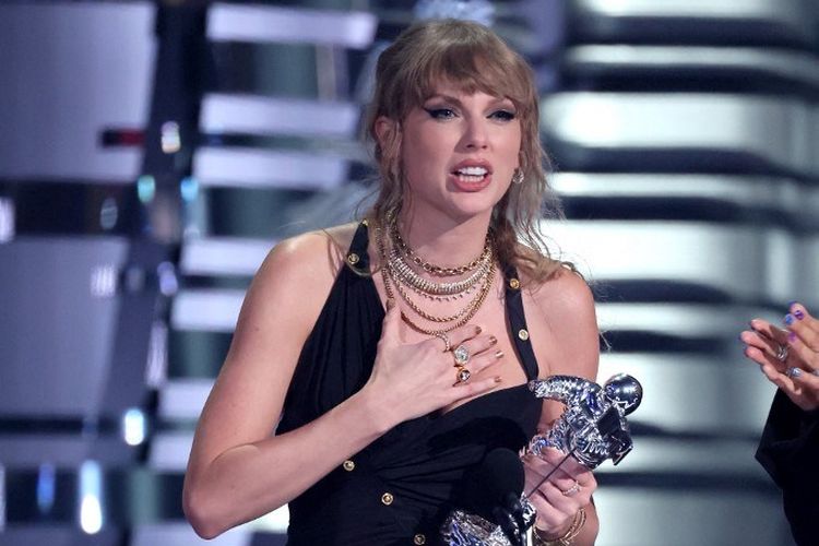 PenyanyiTaylor Swift menrima penghargaan Video of the Year untuk lagunya Anti-Hero di ajang MTV Video Music Awards 2023 yang digelar di Newark, New Jersey, pada 12 September 2023. 