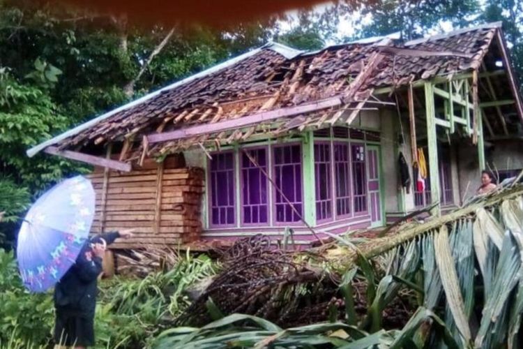 Kondisi salah satu bangunan rumah warga di Kabupaten Cianjur, Jawa Barat, yang rusak diterjang angin kencang dan hujan es, kemarin.