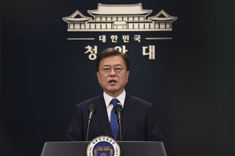 Presiden Korea Selatan, Moon Jae In mendesak warga untuk tidak menurunkan kewaspadaan mereka, sekaligus mengatakan tidak ada alasan untuk panik di tengah kekhawatiran tentang lonjakan baru dalam wabah virus corona di negara itu.
