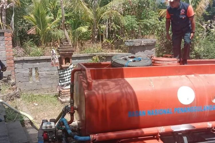 BPBD Kabupaten Buleleng menyuplai kebutuhan air bersih untuk warga di Desa Pangkungparuk, Kecamatan Seririt, Kabupaten Buleleng, Provinsi Bali. 