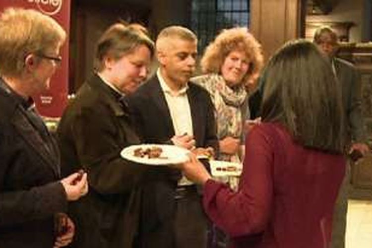 Wali kota London, Sadiq Khan, buka puasa di sebuah gereja tua di kota itu, Minggu (19/6/2016).