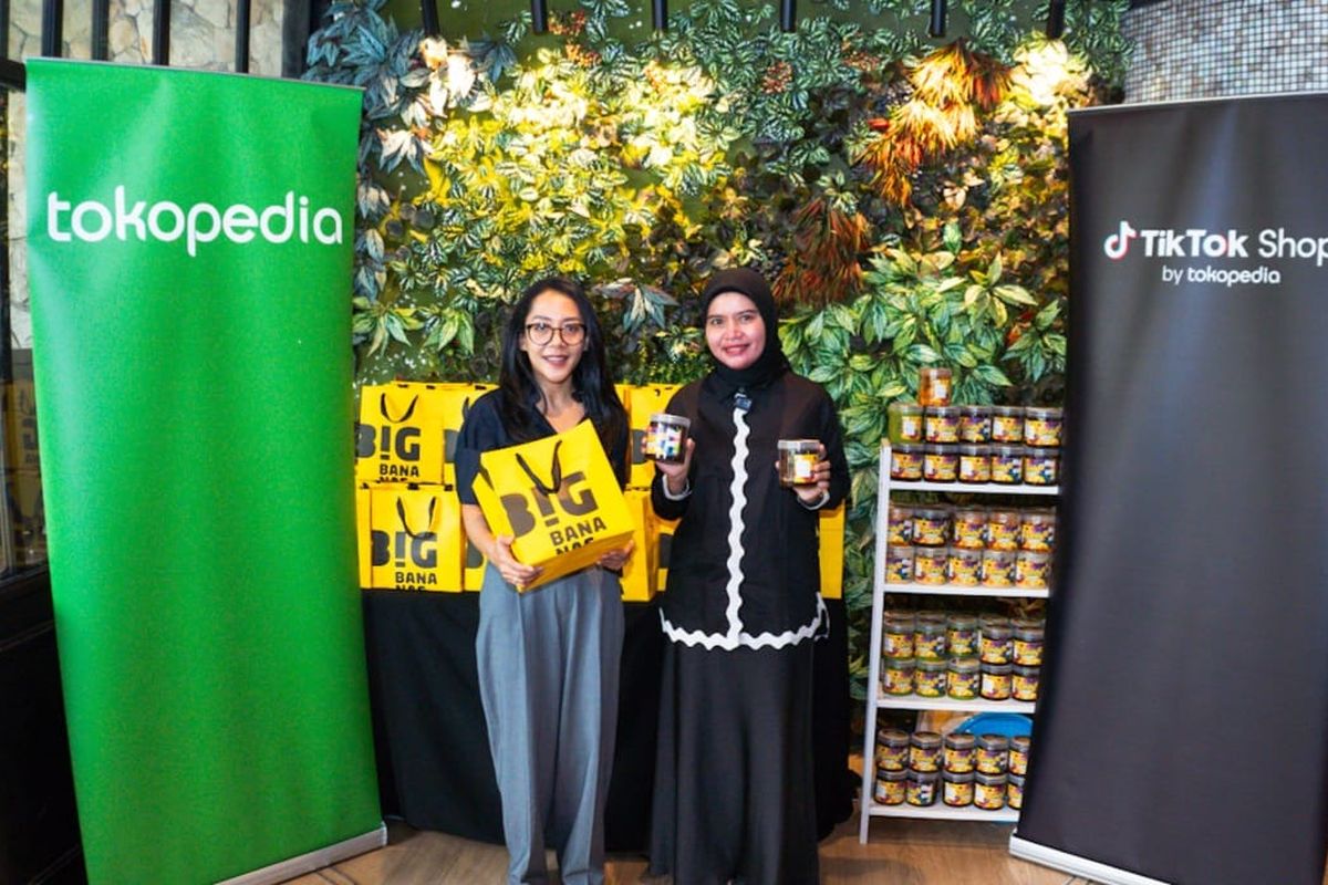Pemilik Big Bananass, Indri Nova Lestari, bersama Communications Senior Lead Tokopedia and TikTok E-commerce, Antonia Adega, Selasa (22/4/2025). 