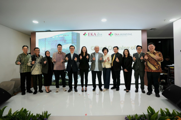 Jajaran petinggi Eka Hospital Group dalam peresmian cabang Eka Hospital MT Haryono, Jumat (23/1/2026).