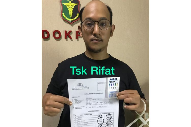 Artis sinetron dan pemain lenong Rifat Umar atau biasa juga dikenal dengan nama Rifat Sungkar, menjadi tersangka penyalahgunaan narkoba diamankan di Polda Metro Jaya, Kamis (3/10/2019).