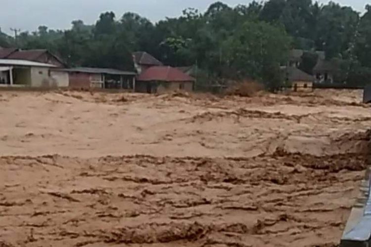 Banjir bandang menerjang dua kecamatan di kabupaten Lebak, Rabu (1/1/2020).
