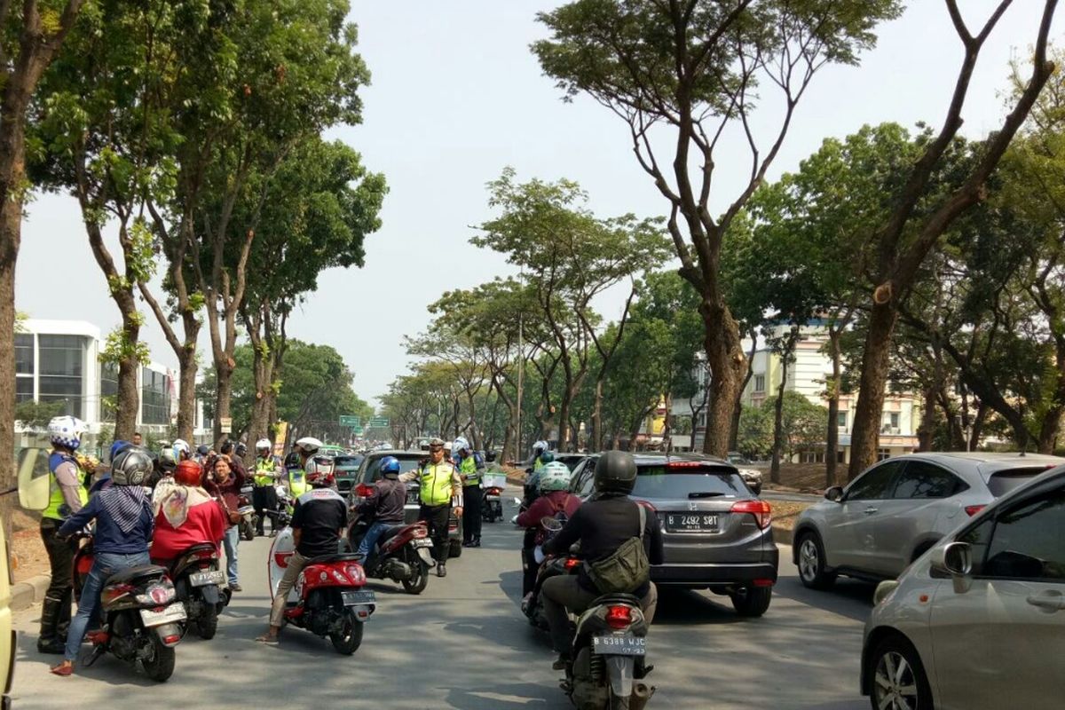 Satuan Lalu Lintas Polres Tangerang Selatan menggelar Operasi Zebra Jaya 2019 di Jalan Letnan Sutopo, BSD Serpong, Tangerang Selatan, Rabu (23/10/2019)