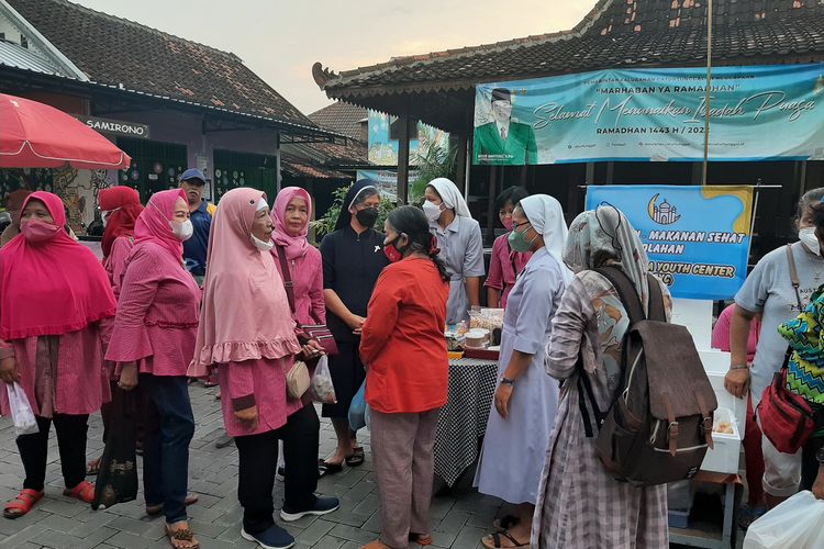 Para Biarawati saat ikut meramaikan Pasar Ramadhan Samirono, Caturtunggal, Kecamatan Depok, Kabupaten Sleman. Warga tampak bercengkrama di depan stand produk yang dijajakan oleh para biarawati.