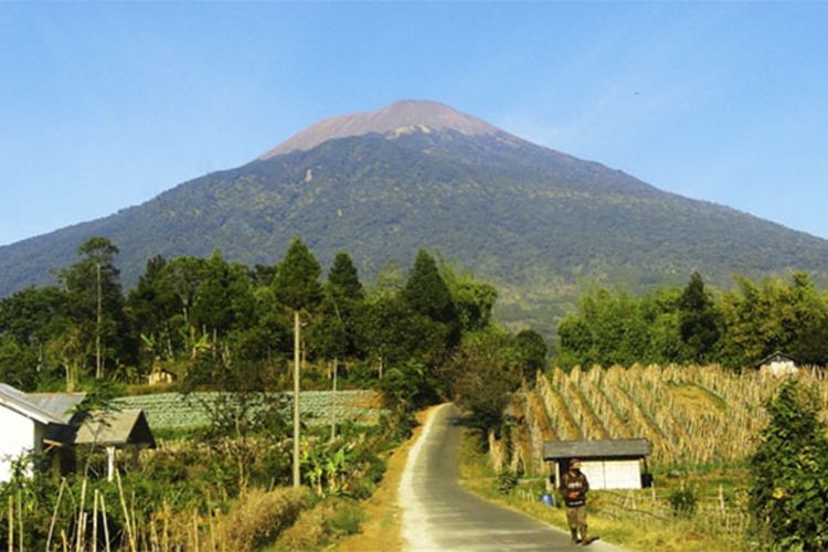 Gunung Slamet, 3428 meter di atas permukaan laut.