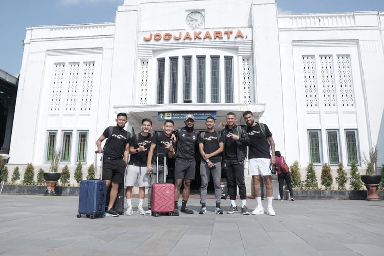 Skuad PSS Sleman berfoto di depan Stasiun Tugu Yogyakarta sebelum berangkat ke Bogor. PSS akan menghadapi tuan rumah Persikabo 1973 pada laga pekan ke-10 Liga 1 di Stadion Pakansari, Kamis (15/9/2022) mendatang.