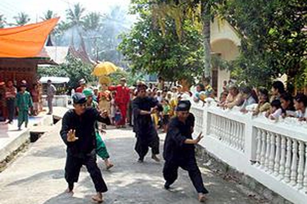 Disambut Pecak Silat