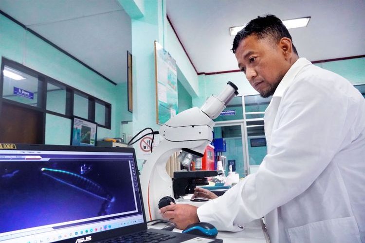 Dosen Fakultas Perikanan dan Ilmu Kelautan (FPIK) Oktiyas Muzaky Luthfi, S.T., M.Sc. saat melakukan penelitian pada sebuah objek. Peneliti UB menemukan genus baru mikroalga. ANTARA/HO-Humas Universitas Brawijaya

