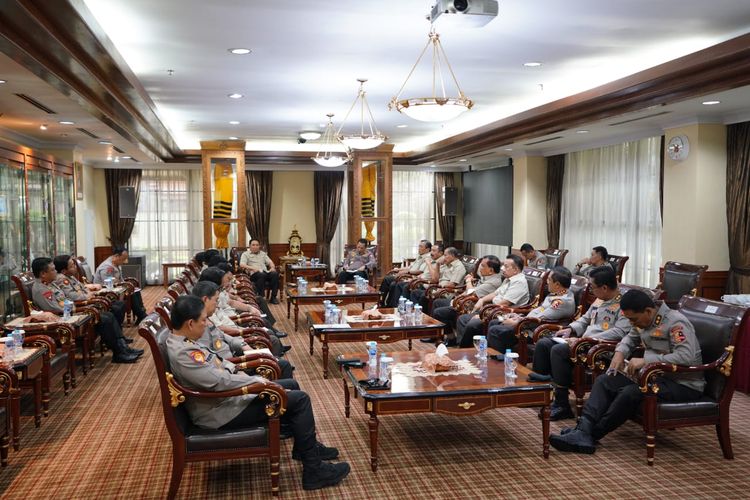 Kapolri Jenderal Listyo Sigit Prabowo menerima kunjungan sejumlah purnawirawan Polri di Mabes Polri, Jakarta, Kamis (27/10/2022).