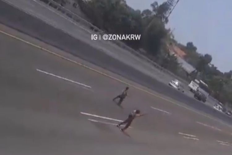 Video tiga anak bermain di ruas jalan tol Jakarta - Cikampek wilayah Karawang, Jawa Barat.