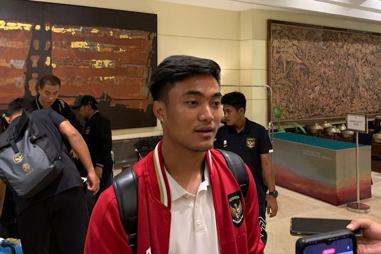 Kiper timnas U23 Indonesia, Ernando Ari Sutaryadi, tiba di Hotel Sultan, Jakarta, Minggu (27/8/2023), sepulang berkompetisi di ajang Piala AFF U23 2023.