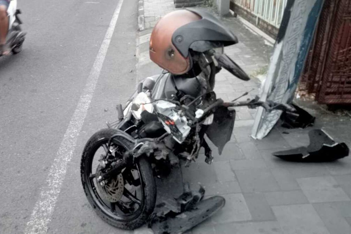 Mobil Honda Jazz tabrak dua motor dan satu minibus di Dusun Driyan, Kelurahan Wates, Kapanewon Wates, Kabupaten Kulon Progo, Daerah Istimewa Yogyakarta pada Kamis (3/8/2023) lalu. Tabrakan mengakibatkan dua pengendara motor luka berat dan sopir Jazz luka ringan. Dua pemotor dilarikan ke rumah sakit, satu lainnya rawat jalan.