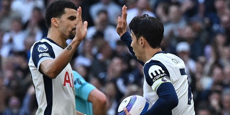 Striker Tottenham Hotspur asal Korea Selatan #07 Son Heung-Min (Kanan) merayakan gol bersama striker Tottenham Hotspur asal Inggris #19 Dominic Solanke (Kiri) setelah mencetak gol kedua mereka dari titik penalti selama pertandingan sepak bola Liga Primer Inggris antara Tottenham Hotspur dan Bournemouth di Stadion Tottenham Hotspur di London, pada 9 Maret 2025.