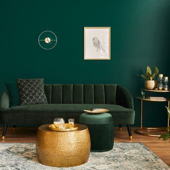 Ilustrasi ruang keluarga dengan nuansa warna hijau.