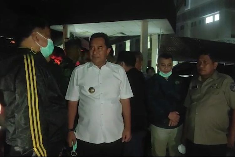 Penjabat (Pj) Gubernur Sulawesi Selatan (Sulsel) Bahtiar Baharuddin tiba di Toraja, mengunjungi para keluarga korban di rumah sakit dan sekaligus memberikan penguatan agar keluarga korban tabah atas musibah yang dialami, Minggu (14/4/2024) malam.