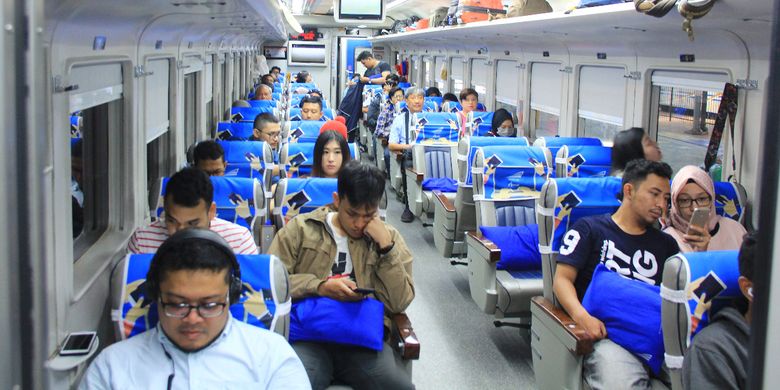 PT Kereta Api Indonesia (KAI) menambah frekuensi kereta api (KA) Ciremai relasi Bandung-Semarang Tawang, Jumat (1/6/2019).