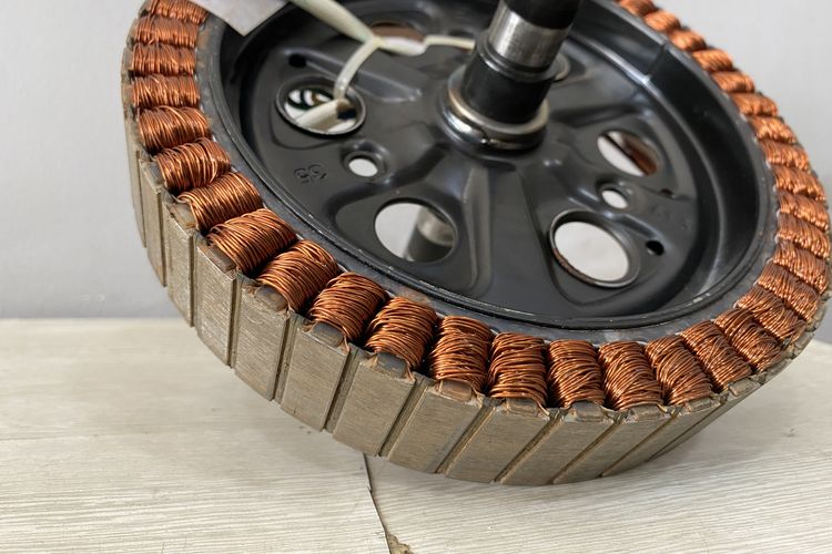 Dinamo motor listrik jenis hub-drive yang berisi magnet, kumparan koil, dan kabel-kabel kelistrikan