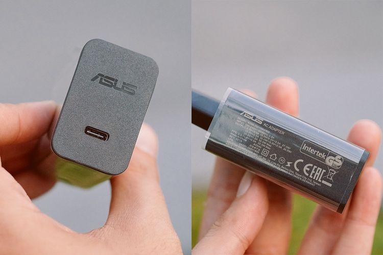 Unit charger yang disertakan di kemasan Asus Zenfone 10 memiliki konektor USB C dan output 30 watt sesuai daya fast charging yang didukung ponsel 