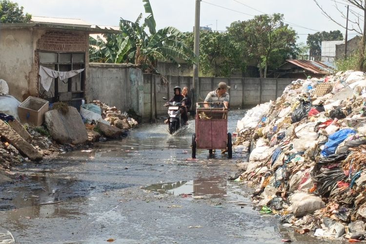 Sampah Menggunung di TPS Pasar Baleendah, Pengelola Setop Pembuangan Mulai Besok