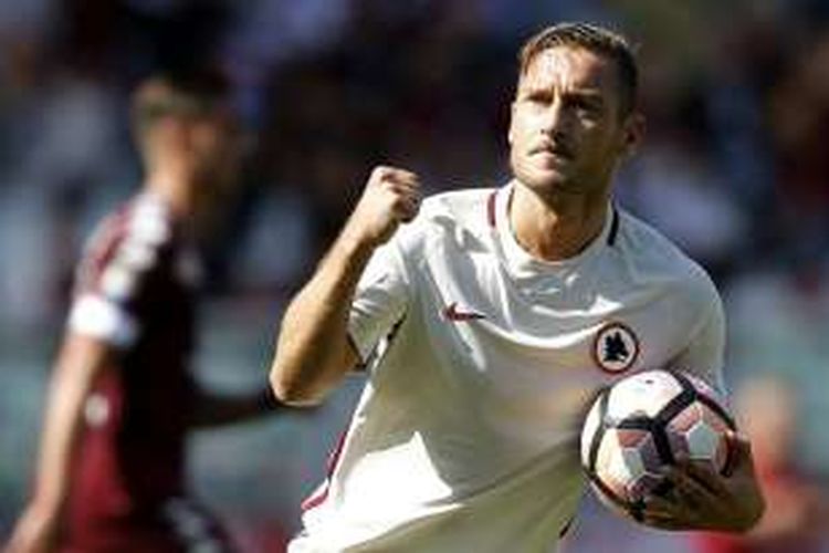 Penyerang AS Roma, Francesco Totti, merayakan golnya, seusai membobol gawang Torini, pada Minggu (25/9/2016). 