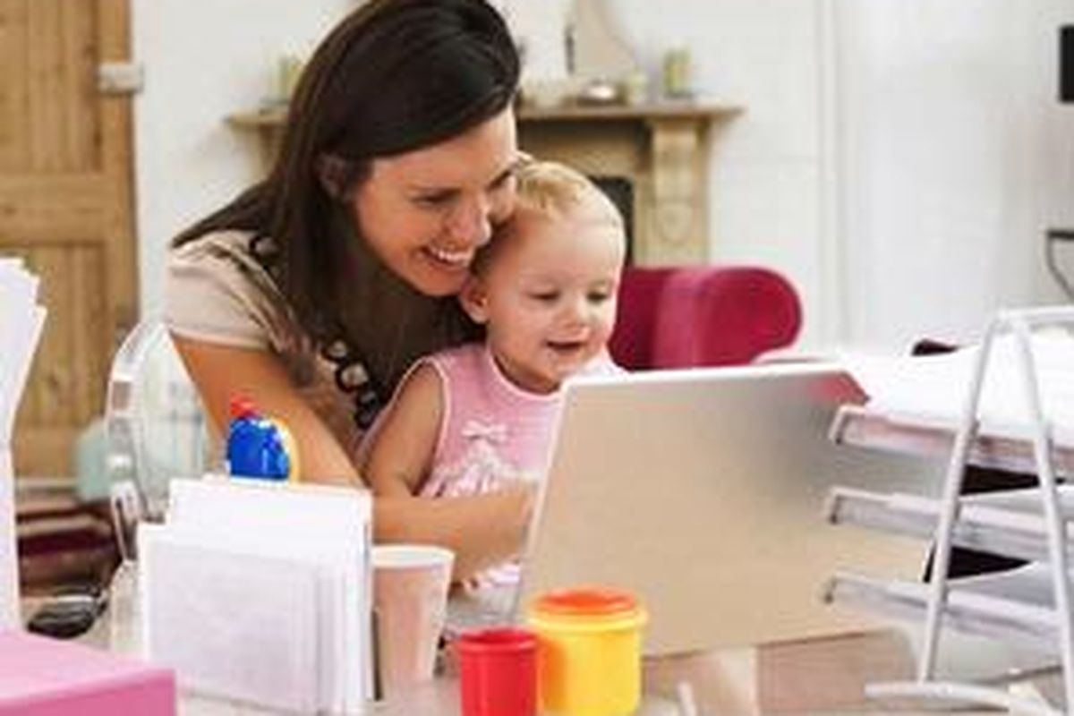 Siapkan berbagai permainan yang akan membuatnya sibuk.