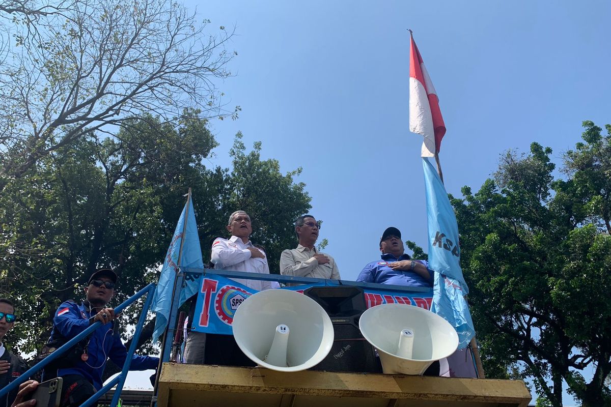 Kepala Sekretariat Kepresidenan Heru Budi Hartono menemui massa aksi KSPSI AGN, di kawasan Patung Kuda, Jakarta Pusat, Senin (12/9/2022). 