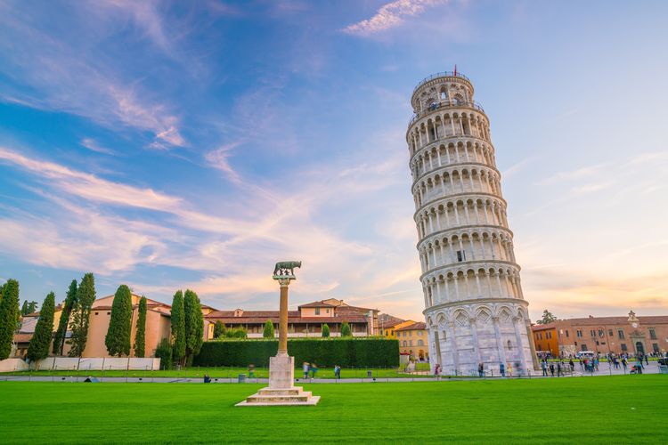 Menara Pisa di Italia.