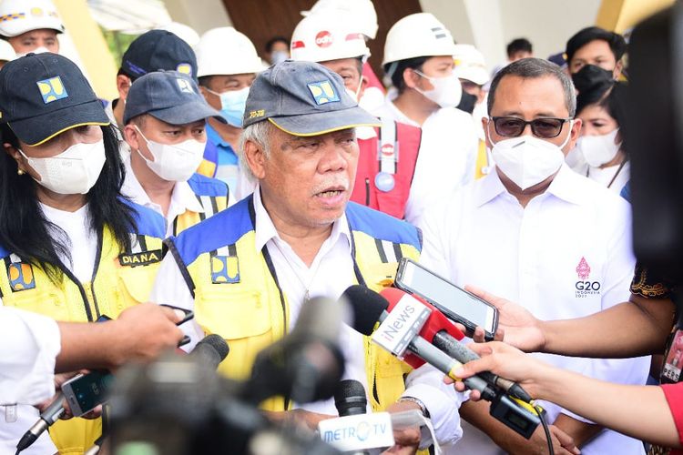 Menteri PUPR Basuki Hadimuljono saat mendampingi Presiden Republik Indonesia (RI) Joko Widodo (Jokowi) meninjau progres renovasi TMII di Jakarta, Selasa (23/8/2022). Menteri PUPR pastikan pembangunan IKN Nusantara dimulai tahun ini.
