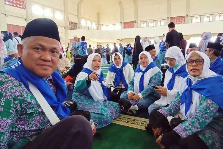 Usia 19 tahun, Anna Nurohman Rosifa (nomor 2 dari kanan) menjadi jemaah haji termuda yang berangkat bersama dengan rombongan Kloter 1 Embarkasi Batam, Kepulauan Riau, Rabu (15/6/2022) hari ini.