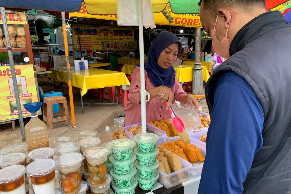Lila (29) pedagang jagung susu keju (jasuke) beralih sementara menjual gorengan selama bulan Ramadhan 1444 H di Granada Square, Rawa Buntu, Kecamatan Serpong, Tangerang Selatan.