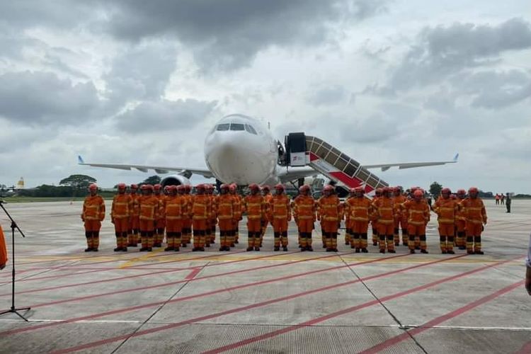Tim pencarian dan pertolongan Indonesia (INASAR) dan rombongan tim bantuan kemanusiaan untuk gempa Turkiye tiba di Lanud Halim Perdanakusuma, Jakarta Timur, Jumat (24/2/2023), pasca menyelesaikan misi di Turkiye. 