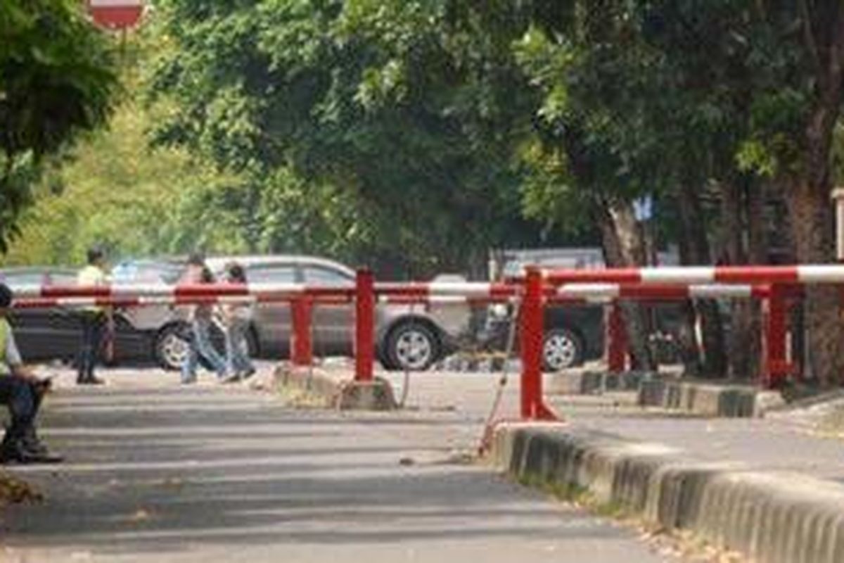 Inilah portal di depan Kedubes Inggris di Jalan Moh Yamin 61 Menteng, yang diprotes oleh warga setempat. Foto diambil Jumat (6/5/2011).