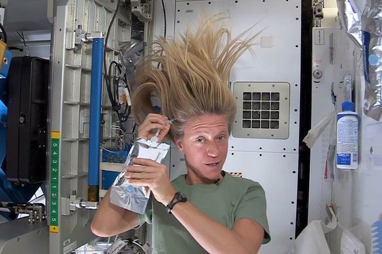 Karen Nyberg memperlihatkan proses mencuci rambut di luar angkasa.