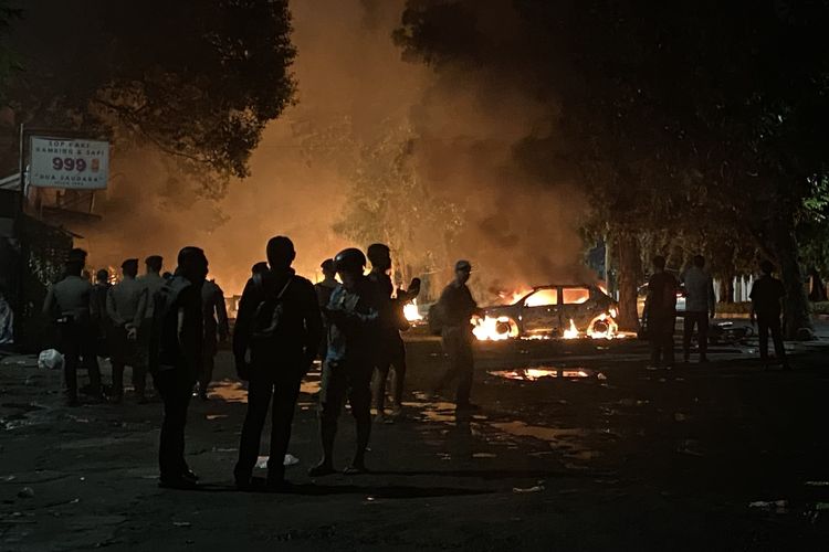 Malam Mencekam di Kalibata: Tenda, Kios, Mobil Dibakar Usai 2 Matel Tewas