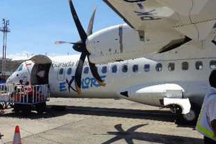 Pesawat ATR 72-600 Garuda Indonesia di Bandar Udara H. Hasan Aroeboesman, Ende, Pulau Flores, Nusa Tenggara Timur, Jumat (6/3/2015).