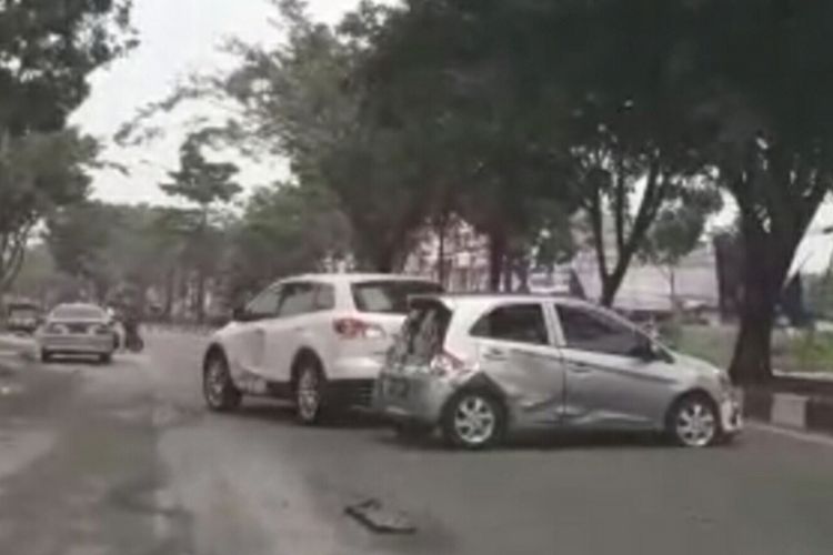 Mobil Mazda sengaja menabrak mobil Brio di Jalan Arifin Ahmad, Pekanbaru, Riau, yang viral di media sosial.