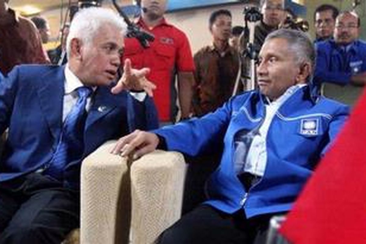 Ketua Umum Partai Amanat Nasional Hatta Rajasa (kiri) berbincang dengan Ketua Majelis Pertimbangan Pusat PAN Amien Rais.