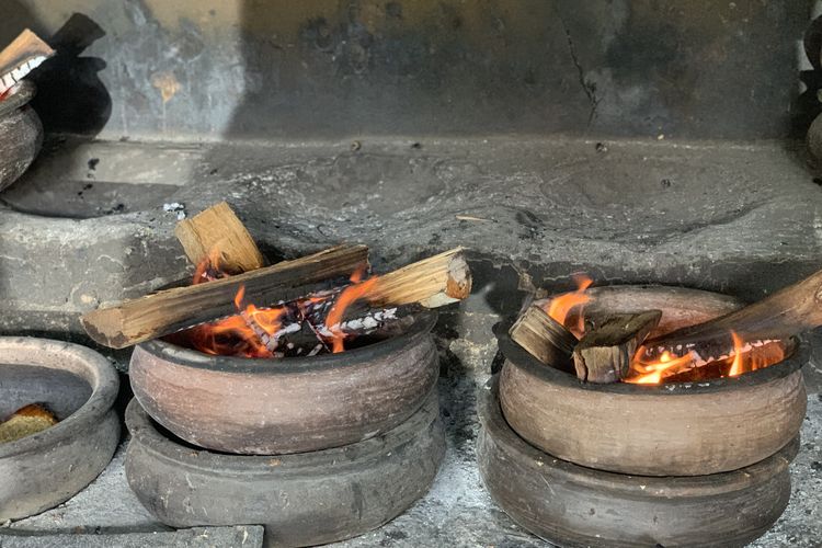 Kue neraka rasa surga telah lama disematkan pada bika talago, camilan khas Koto Baru, Kabupaten Tanah Datar, Sumatera Barat.