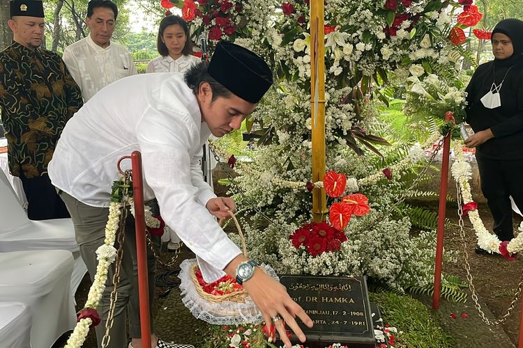 Vino G Bastian ziarah ke makam Buya Hamka di Tanah Kusir, Kebayoran Lama, Jakarta Selatan, Kamis (30/3/2023). 