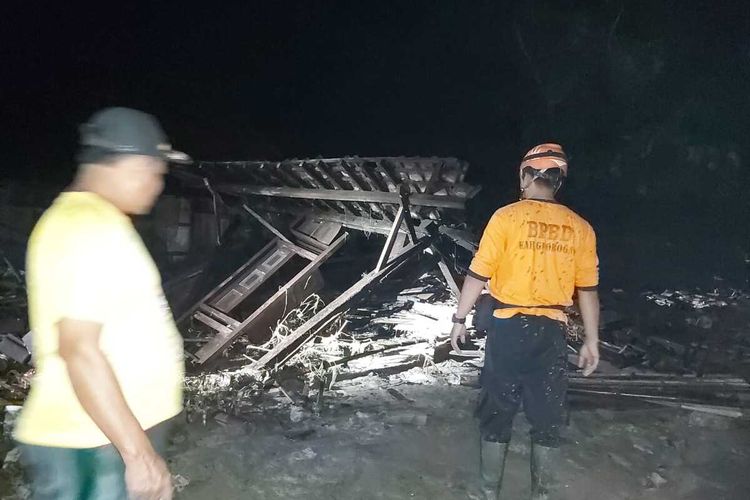 Banjir bandang menerjang sejumlah desa di empat kecamatan (Geyer, Pulokulon, Kradenan dan Klambu) Kabupaten Grobogan, Jawa Tengah, Senin (26/12/2022) malam.