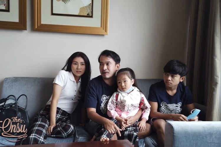 Ruben Onsu dan keluarganya berada di Bandung. (Bidikan layar YouTube The Onsu Family). 