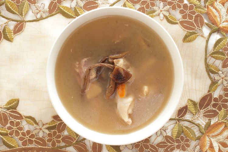 Ilustrasi sup ayam kampung herbal ala China. 