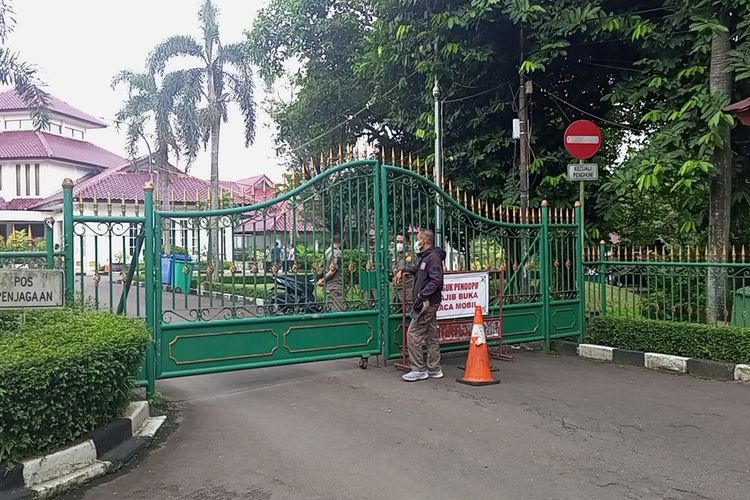 Rumah Dinas Bupati Bogor Ade Yasin digeledah Komisi Pemberantasan Korupsi (KPK) di Cibinong, Kabupaten Bogor, Jawa Barat, pada Kamis (28/4/2022) sore.