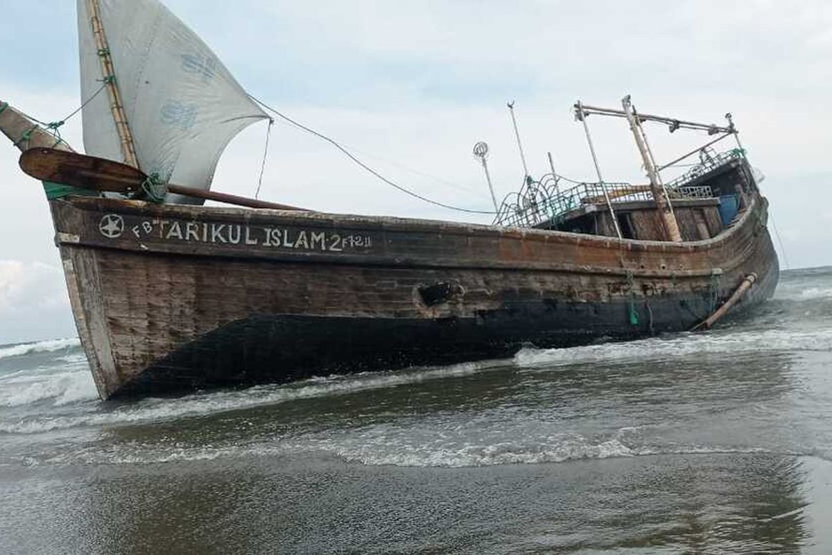 Ini adalah Kapal yang mengangkut 184 imigran rohingya yang terdampar di pesisir pantai Kuala Gigieng, Gampong Baro, Kecamatan Mesjid Raya, Kabupaten Aceh Besar, Minggu (8/1/2023). Kini para imigran ini ditampung sementara di gedung UPTD Beujroh Meukarya Dinas Sosial Aceh, ladong, Aceh besar.