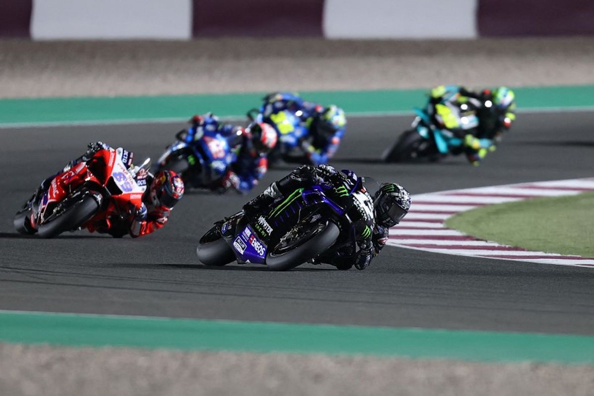 Maverick Vinales saat balapan di MotoGP Qatar 2021. (Photo by KARIM JAAFAR / AFP)