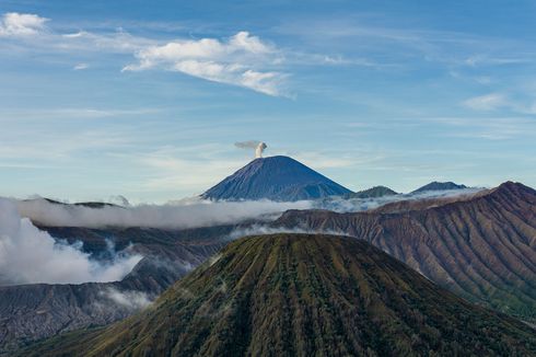 Asal-usul dan Misteri Gunung Semeru, dari Paku Bumi di Tanah Jawa hingga Ranu Kumbolo