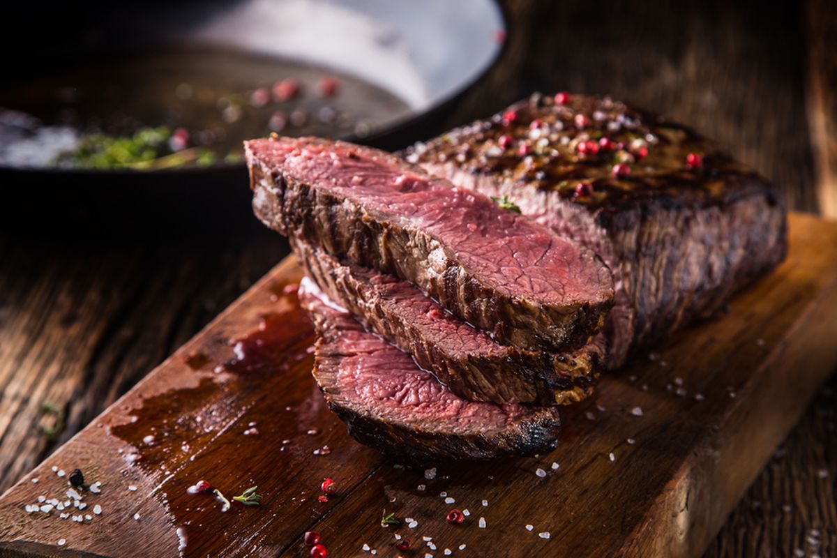 Ilustrasi daging merah yang dimasak menjadi steak. Studi mengungkapkan cara memasak daging yang sempurna belum tentu baik bagi penderita penyakit jantung.